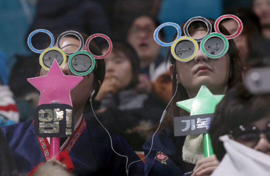 [올림픽] 컬링장에 나타난 올림픽 자매  20일 오전 2018 강원 강릉컬링센터에서 열린 2018 평창동계올림픽 남자 컬링 예선 대한민국과 스위스의 경기. 한국 이기복을 응원하는 팬들이 만국기가 그려진 선글라스를 쓰고 경기를 지켜보고 있다.